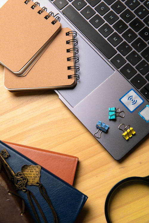 文件夹办公用品与汽车零配件商务摄影图的视觉营销